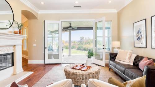 Temecula Villa | Bear Bridge by AvantStay Hilltop Haven in Temecula w Views Putting Green Hot Tub