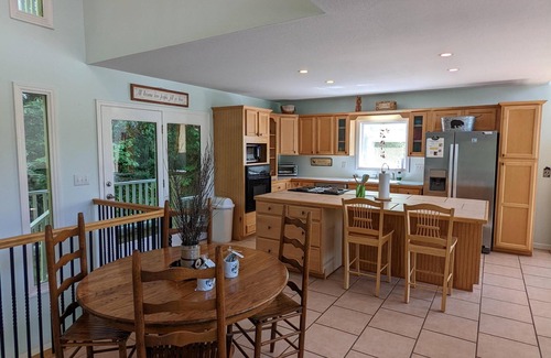 Rabun Gap Cabin | Bear Creek-Mountain views, decks that surround, and 3 creeks to discover!