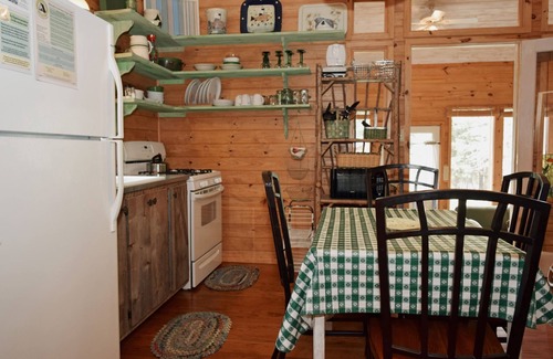 Red River Cabin | Bear Hugs - SECLUSION - Cozy Cottage - Free WiFi - Rustic Decor - Country Style