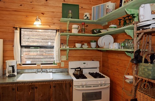 Red River Cabin | Bear Hugs - SECLUSION - Cozy Cottage - Free WiFi - Rustic Decor - Country Style