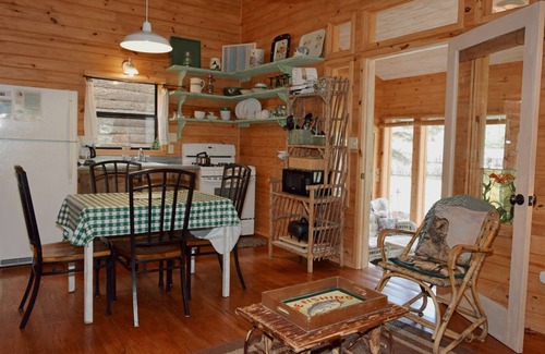 Red River Cabin | Bear Hugs - SECLUSION - Cozy Cottage - Free WiFi - Rustic Decor - Country Style