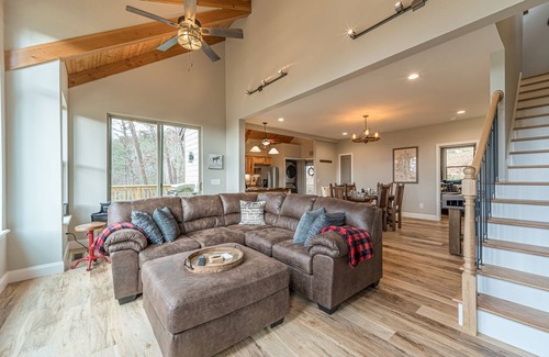 Helen Cabin | Bear Naked | 3 Bedroom 3 Bath Luxury Cabin | Sauna | Hot Tub | Fire Pit | Golf
