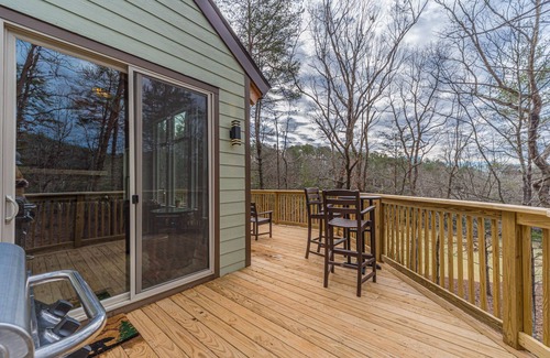 Helen Cabin | Bear Naked | 3 Bedroom 3 Bath Luxury Cabin | Sauna | Hot Tub | Fire Pit | Golf