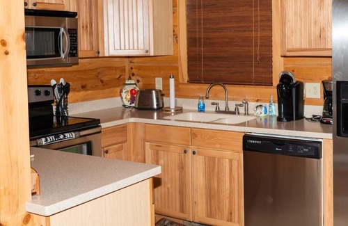 Brasstown Cabin | Bearadise Cabin on 300+ ft of Brasstown Creek: Near John C. Campbell Folk School