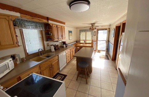 Lake Ripley House | Bears Den: Year-round Comfortable 4-bdrm house on Lake Ripley in Cambridge WI