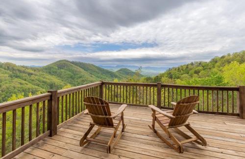 Franklin House | Beary Cozy Cabin! Incredible views, hot tub, games, and more!