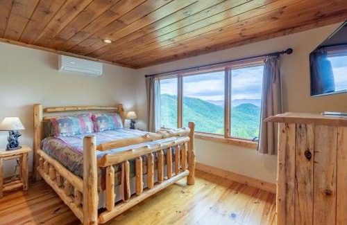 Franklin House | Beary Cozy Cabin! Incredible views, hot tub, games, and more!