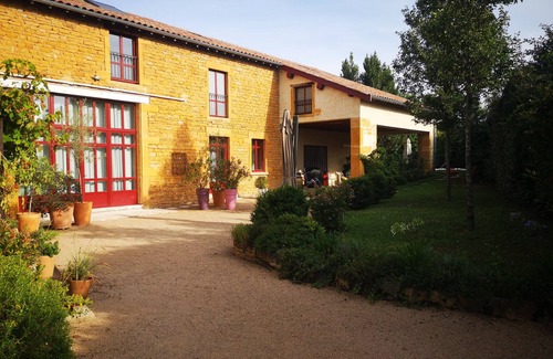Arnas House | Beaujolaise family house in golden stones