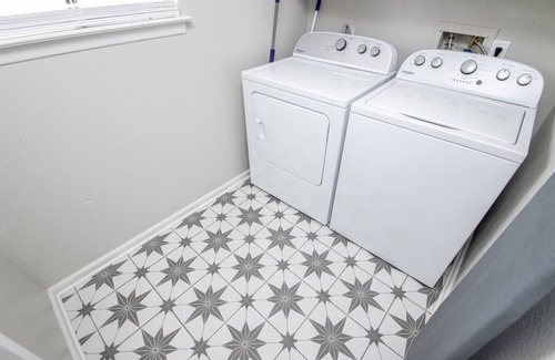 Benton House | Beautiful 1 BD 1Bath Close to Everything Newly Remodeled