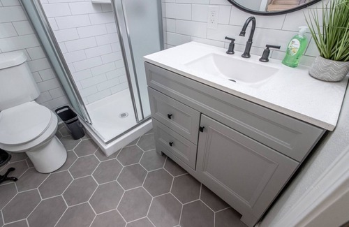 Benton House | Beautiful 1 BD 1Bath Close to Everything Newly Remodeled