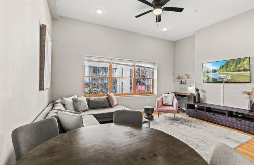 Rittenhouse Row Apartment | Beautiful 1BD With Balcony Hosted By StayRafa - 2F