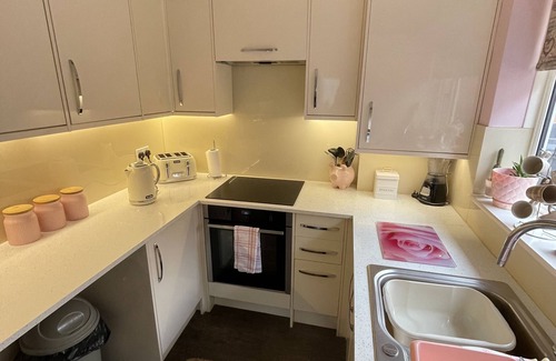 Canvey Island Cottage | Beautiful 2-Bed Bungalow in Canvey Island