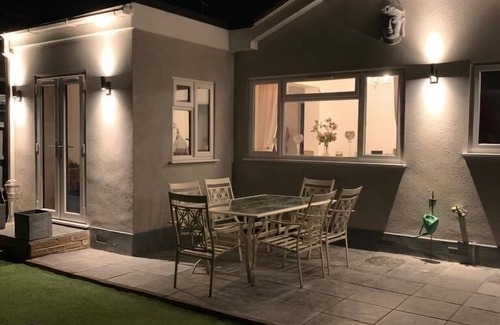 Canvey Island Cottage | Beautiful 2-Bed Bungalow in Canvey Island