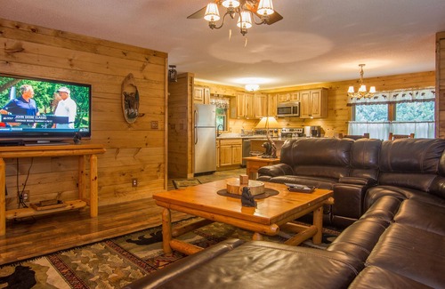 Gatlinburg - Pigeon Forge Cabin | Beautiful, 2 CreeksMeet, SuperFast Free WiFi, NFL Sunday, Arcade, Fishing&2Pools