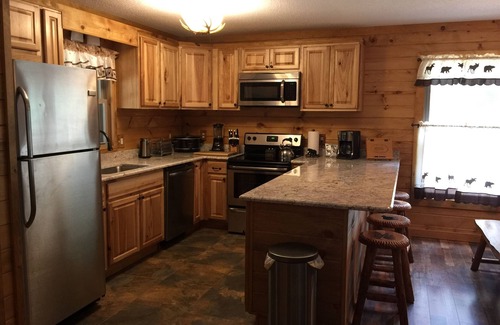 Gatlinburg - Pigeon Forge Cabin | Beautiful, 2 CreeksMeet, SuperFast Free WiFi, NFL Sunday, Arcade, Fishing&2Pools