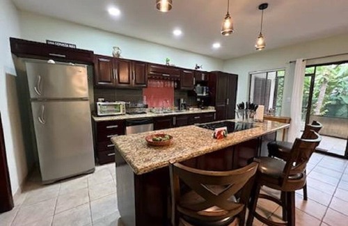 Quepos Villa | Beautiful 2bd 2 ba villa w/lush yard, gated community 15 min from Manuel Antonio