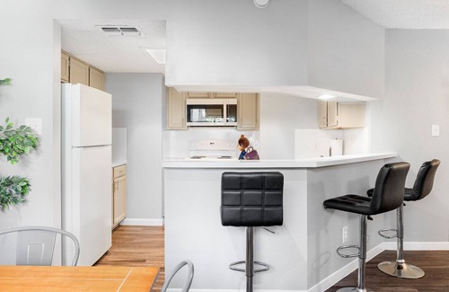 Cherrywood Apartment | Beautiful 2BR 5 Mins to UT 3766