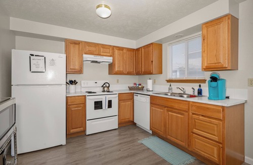Spokane Valley Apartment | Beautiful 2BR APT 4 ⭑ Workspace ⭑ Keurig ⭑ AC