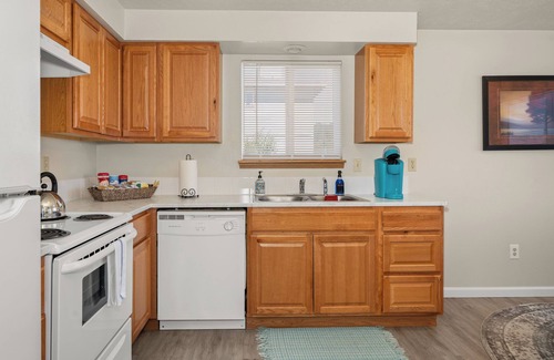 Spokane Valley Apartment | Beautiful 2BR APT 4 ⭑ Workspace ⭑ Keurig ⭑ AC
