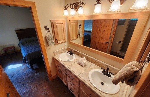 Dunsmuir Cabin | Beautiful 3 bedroom 2 1/2 bath with large deck on the river!