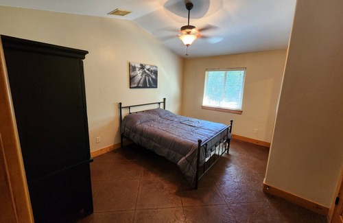 Dunsmuir Cabin | Beautiful 3 bedroom 2 1/2 bath with large deck on the river!