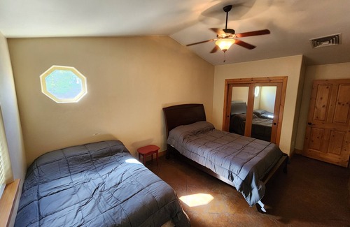 Dunsmuir Cabin | Beautiful 3 bedroom 2 1/2 bath with large deck on the river!