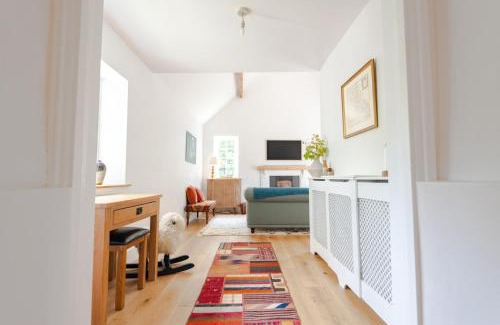 Kettering House | Beautiful 3BD Thatched Stone Cottage Kettering