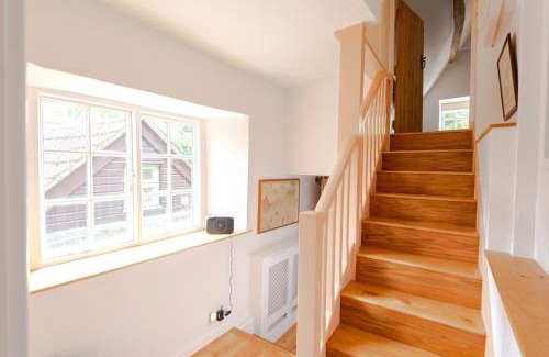 Kettering House | Beautiful 3BD Thatched Stone Cottage Kettering