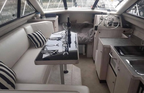 Newport Boat Rental | Beautiful 4 Berth Boat on the Isle of Wight for the Ultimate Relaxation