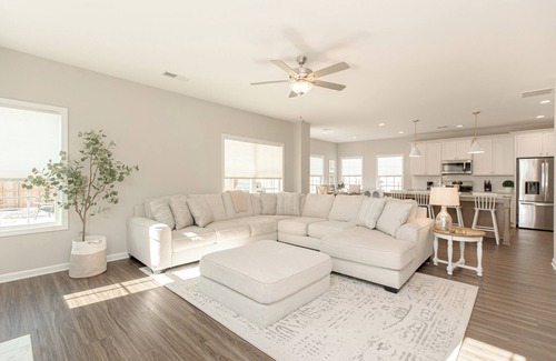 Perry House | Beautiful 4BR | Fenced Yard | Family & Pets