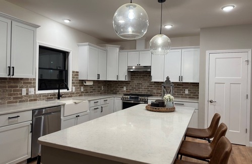 Sister Lakes House | Beautiful 5 star home overlooking Round Lake 6 bedrooms