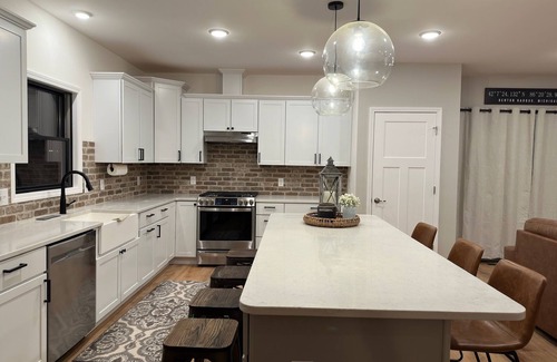 Sister Lakes House | Beautiful 5 star home overlooking Round Lake 6 bedrooms