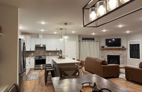 Sister Lakes House | Beautiful 5 star home overlooking Round Lake 6 bedrooms