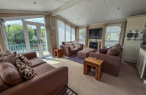 Great Yarmouth Cabin | Beautiful 6 berth lodge at Cherry Tree Holiday Park ref 70002TG