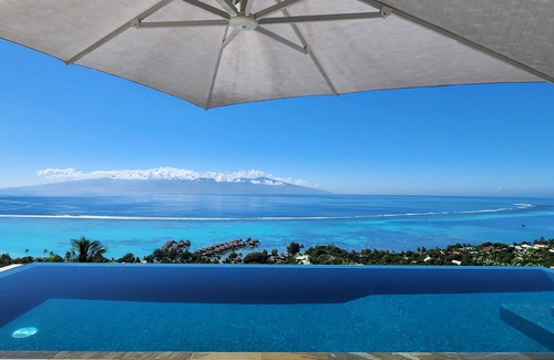 Teavaro Villa | Beautiful architect villa overlooking the lagoon and the island of Tahiti