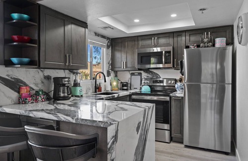 Baristo Condo | Beautiful Baristo Condo w/mountain views-Pools/Hot tubs-Walk to DT Palm Springs!