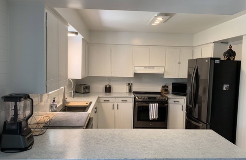 Kamloops House | Beautiful Big Home With Heated Inground Pool & Hot Tub!