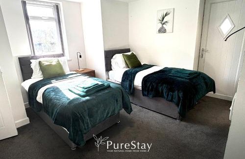 Low Moor House | Beautiful Bradford 3 Bedroom Home Sleeps 8 with Parking by PureStay