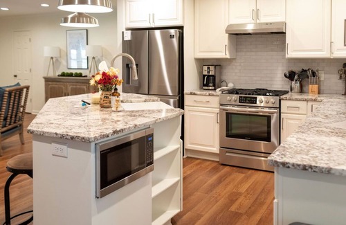 Alpharetta House | BEAUTIFUL BUNGALOW - SHORT WALK TO DT ALPHARETTA 3BR/2BR