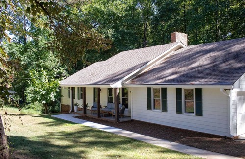 Alpharetta House | BEAUTIFUL BUNGALOW - SHORT WALK TO DT ALPHARETTA 3BR/2BR