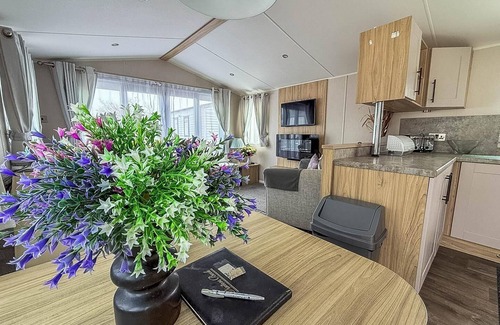 Corton House | Beautiful caravan for hire with a partial sea view in Suffolk ref 32042AZ
