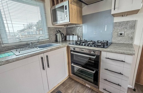 Corton House | Beautiful caravan for hire with a partial sea view in Suffolk ref 32042AZ