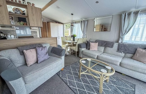 Corton House | Beautiful caravan for hire with a partial sea view in Suffolk ref 32042AZ