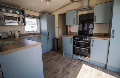 Kessingland House | Beautiful caravan with decking at Kessingland Beach in Norfolk ref 90010TD