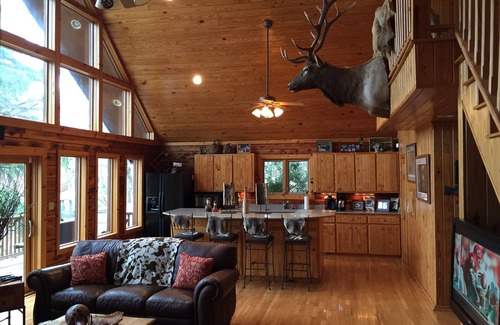 Piney House | Beautiful Cedar Cabin Connection on Lake Hamilton