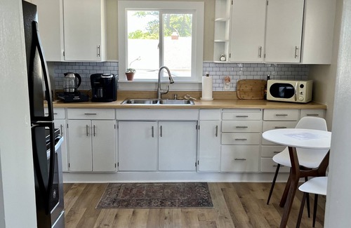 Findlay House | Beautiful & Comfortable One Bedroom/One Bathroom