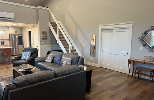 Irwin Apartment | Beautiful Country Setting 1100 Sq. Ft Loft Barn Dominium Apartment all Amenities