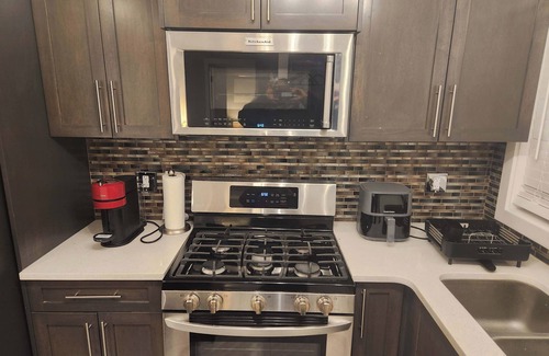 Northeast Edmonton House | beautiful, cozy private and quiet house + heat garage -EV charger - NO BASEMENT