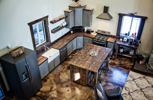 Kasbeer House | Beautiful Custom Built Lodge (4,600 SQ FT)