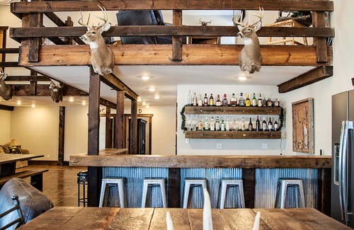 Kasbeer House | Beautiful Custom Built Lodge (4,600 SQ FT)